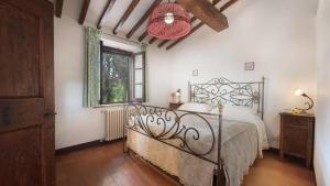 A bed or beds in a room at Casale Scola Cetona