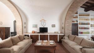 A seating area at Casale Scola Cetona
