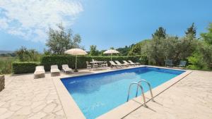 The swimming pool at or close to Casale Scola Cetona