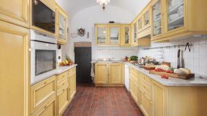 A kitchen or kitchenette at Casale Scola Cetona