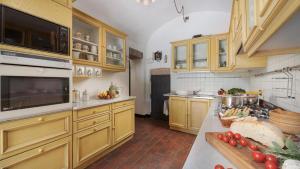 A kitchen or kitchenette at Casale Scola Cetona