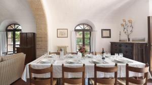 A restaurant or other place to eat at Casale Scola Cetona