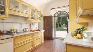 A kitchen or kitchenette at Casale Scola Cetona