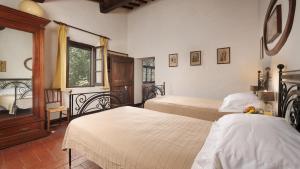 A bed or beds in a room at Casale Scola Cetona