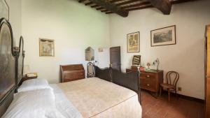 A bed or beds in a room at Casale Scola Cetona