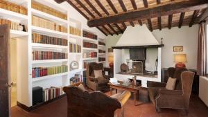 A seating area at Casale Scola Cetona