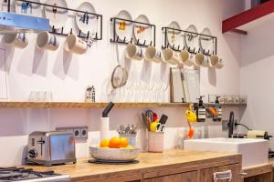 kuchnia z blatem z kubkami i przyborami kuchennymi w obiekcie Flo's Atelier - Family studio w Amsterdamie