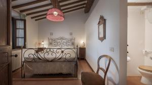 A bed or beds in a room at Casale Scola Cetona