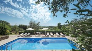 The swimming pool at or close to Casale Scola Cetona