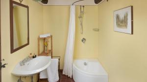 A bathroom at Casale Scola Cetona