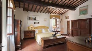 A bed or beds in a room at Casale Scola Cetona Még 37 kép