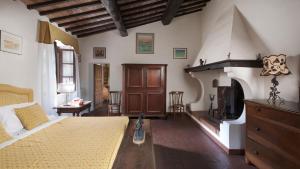 A bed or beds in a room at Casale Scola Cetona