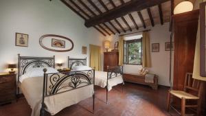 A bed or beds in a room at Casale Scola Cetona