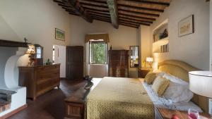 A bed or beds in a room at Casale Scola Cetona
