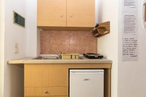 A kitchen or kitchenette at Julias Apartments