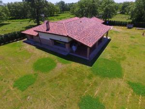 an overhead view of a house with a red roof at El Llano in Candeleda