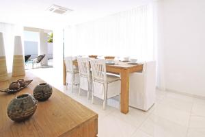 - une salle à manger avec une table et des chaises dans l'établissement Villa Indigo, à Protaras