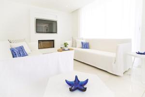 ein weißes Wohnzimmer mit blauem Seestern auf dem Boden in der Unterkunft Villa Indigo in Protaras
