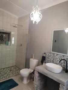 Bathroom sa Hartland Gastehuis/Guesthouse