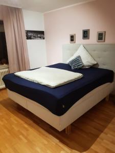 uma cama num quarto com um colchão azul em Schöne Ferienwohnung mitten in Koblenz em Koblenz
