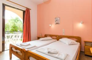 A bed or beds in a room at Julias Apartments