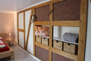 een stapelbed in een kamer met een bakstenen muur bij Inas Spreewaldstube in Vetschau