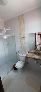 Phòng tắm tại Duplex agradável com Ar, Internet, Netflix e Estacionamento