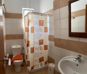 W łazience znajduje się toaleta, umywalka i lustro. w obiekcie Greek Islands Studios w Kardamenie +37 zdjęć