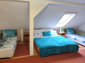 Un dormitorio con una cama grande y una ventana en Holiday Vendégház, en Eger