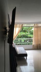 GairaにあるApartamento Edificio Maracaiboのソファと窓のあるリビングルーム