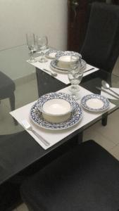 GairaにあるApartamento Edificio Maracaiboのテーブル(皿、ワイングラス付) +7枚の写真