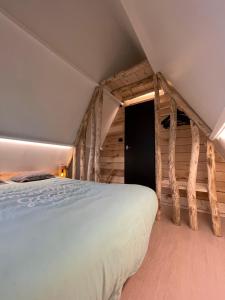 Postel nebo postele na pokoji v ubytování Sunclass Durbuy huisje 205