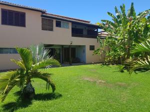 a palm tree in the yard of a house at B&B Villa Borromeo in Salvador