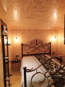 um quarto com uma cama num quarto em Casa do Outeiro em Arcos de Valdevez