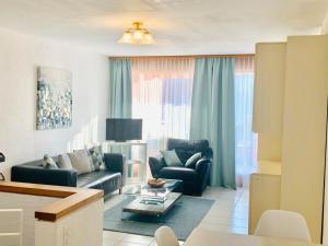 ein Wohnzimmer mit 2 Sofas und einem TV in der Unterkunft Casa Rosa in Rovio
