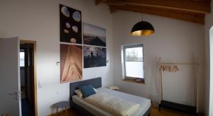 um quarto com uma cama no canto de um quarto em a.SIEBEN em Wittmund