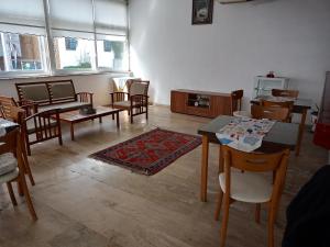 - un salon avec des tables et des chaises en bois dans l'établissement Pay Otel, à Bodrum City