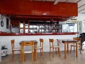 un bar con mesas y sillas de madera en un restaurante en Pay Otel en Bodrum