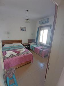 um quarto com duas camas e uma janela em Pay Otel em Bodrum City