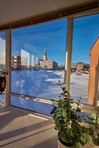 une fenêtre avec vue sur la ville dans la neige dans l'établissement Reykjavik Downtown Guesthouse, à Reykjavik