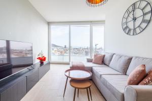 Oleskelutila majoituspaikassa Brand New Apartment with Ocean & Volcano Views