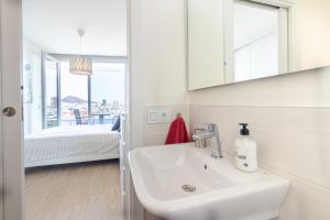 Kylpyhuone majoituspaikassa Brand New Apartment with Ocean & Volcano Views