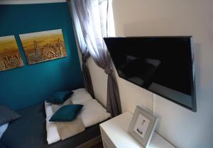 Cette petite chambre dispose d'un canapé et d'une télévision. dans l'établissement Mad In Vienna, à Vienne