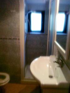 A bathroom at B&B Tramonto d'Oro
