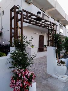 budynek z dwoma doniczkami kwiatów przed nim w obiekcie Greek Islands Studios w Kardamenie