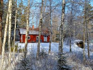 Lidsbergs torp i Ölme från år 1910 Ett eget mysigt torp med kakelugn, lågt i tak, sovrum med dubbelsäng och 2 enkelsängar på loft med snedtak bäddsoffa i v-rum trädgård med gasgrill v zimě