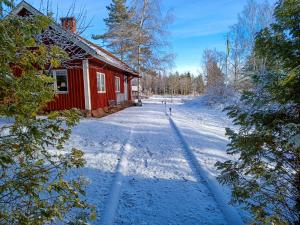 Lidsbergs torp i Ölme från år 1910 Ett eget mysigt torp med kakelugn, lågt i tak, sovrum med dubbelsäng och 2 enkelsängar på loft med snedtak bäddsoffa i v-rum trädgård med gasgrill v zimě