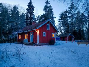 Lidsbergs torp i Ölme från år 1910 Ett eget mysigt torp med kakelugn, lågt i tak, sovrum med dubbelsäng och 2 enkelsängar på loft med snedtak bäddsoffa i v-rum trädgård med gasgrill v zimě