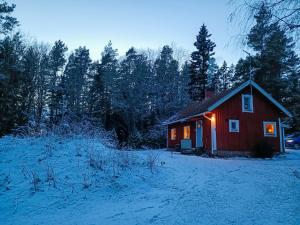 Lidsbergs torp i Ölme från år 1910 Ett eget mysigt torp med kakelugn, lågt i tak, sovrum med dubbelsäng och 2 enkelsängar på loft med snedtak bäddsoffa i v-rum trädgård med gasgrill v zimě
