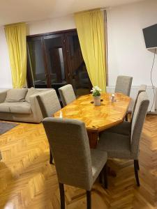 Kuća sa pogledom na Tornik في زلاتيبور: غرفة طعام مع طاولة وكراسي خشبية